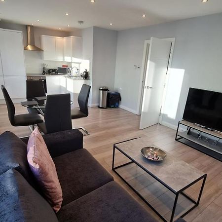 Cosy Flats Near Heathrow, Group Bookings Available With Parking Space Hounslow Eksteriør billede