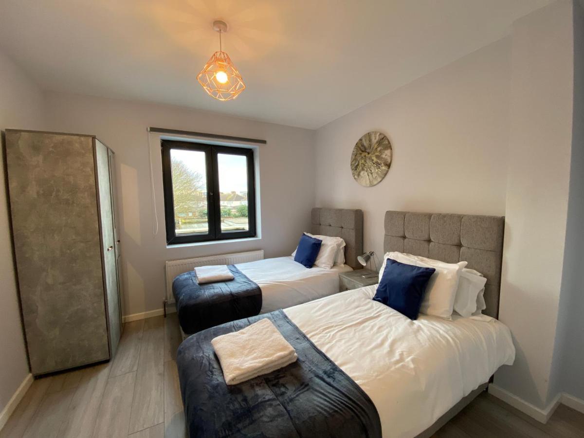 Cosy Flats Near Heathrow, Group Bookings Available With Parking Space Hounslow Eksteriør billede
