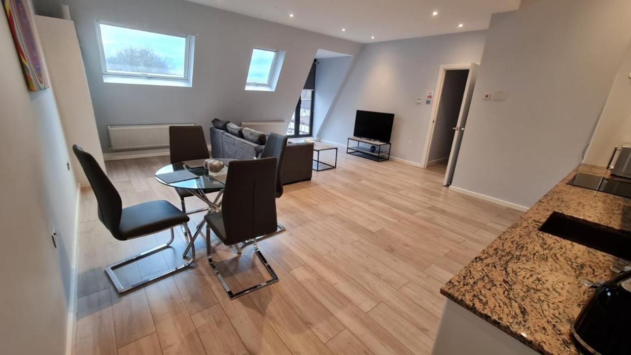 Cosy Flats Near Heathrow, Group Bookings Available With Parking Space Hounslow Eksteriør billede