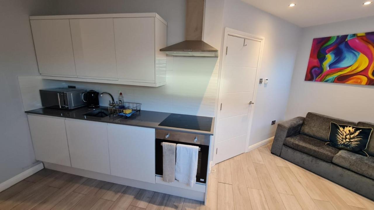 Cosy Flats Near Heathrow, Group Bookings Available With Parking Space Hounslow Eksteriør billede