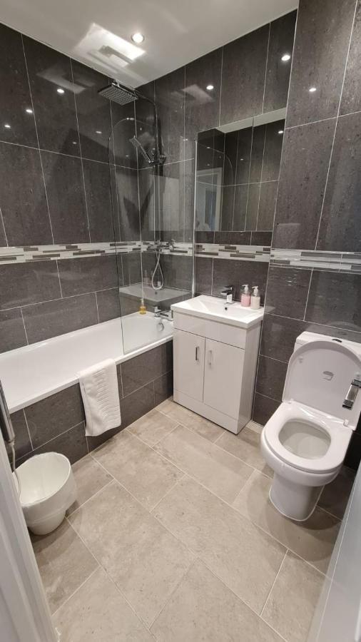 Cosy Flats Near Heathrow, Group Bookings Available With Parking Space Hounslow Eksteriør billede