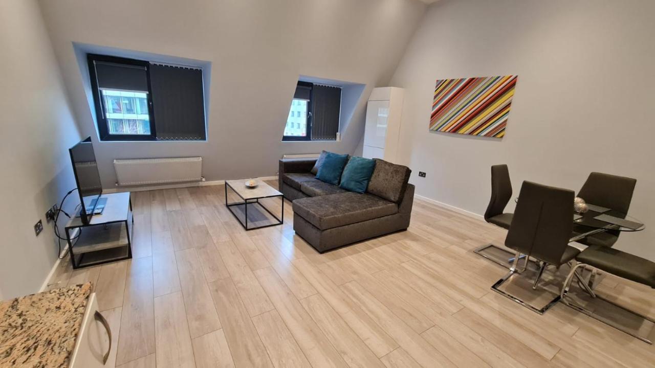 Cosy Flats Near Heathrow, Group Bookings Available With Parking Space Hounslow Eksteriør billede