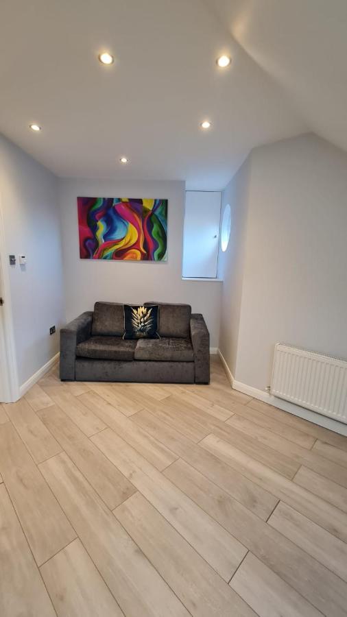 Cosy Flats Near Heathrow, Group Bookings Available With Parking Space Hounslow Eksteriør billede