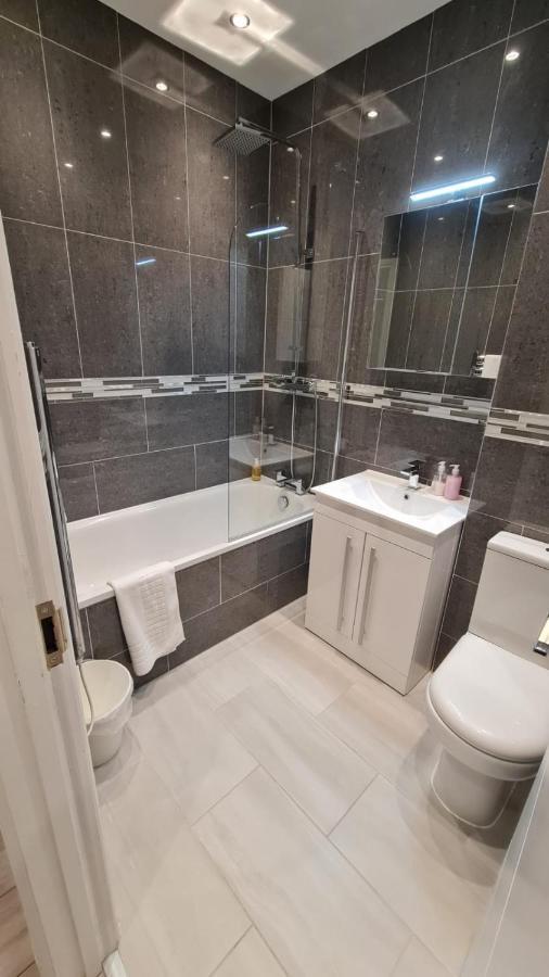 Cosy Flats Near Heathrow, Group Bookings Available With Parking Space Hounslow Eksteriør billede