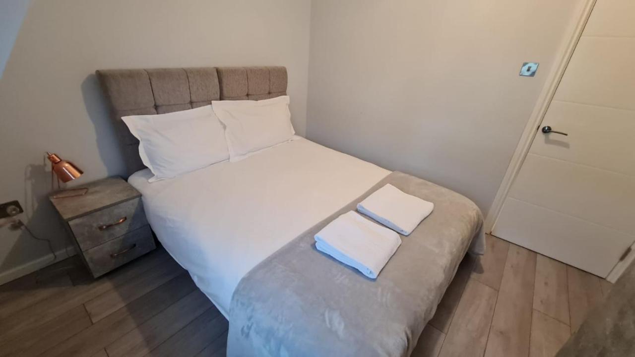 Cosy Flats Near Heathrow, Group Bookings Available With Parking Space Hounslow Eksteriør billede