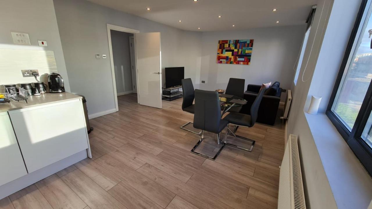Cosy Flats Near Heathrow, Group Bookings Available With Parking Space Hounslow Eksteriør billede