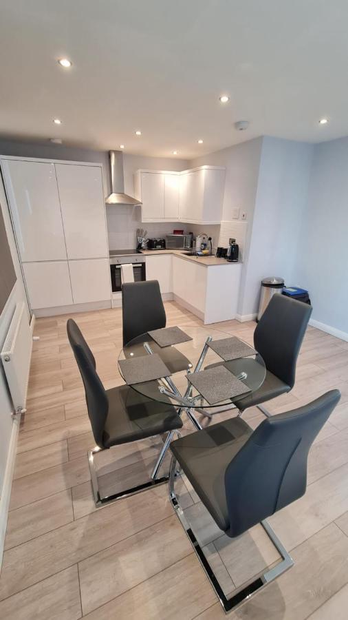Cosy Flats Near Heathrow, Group Bookings Available With Parking Space Hounslow Eksteriør billede