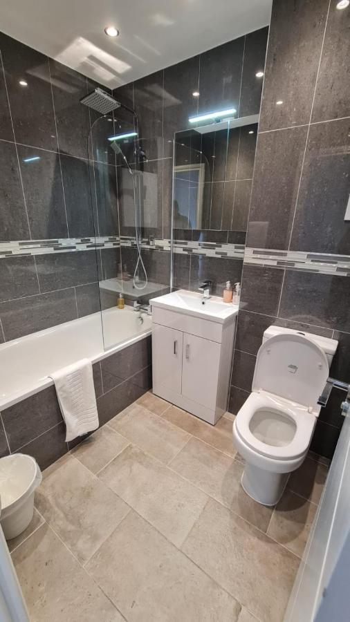 Cosy Flats Near Heathrow, Group Bookings Available With Parking Space Hounslow Eksteriør billede