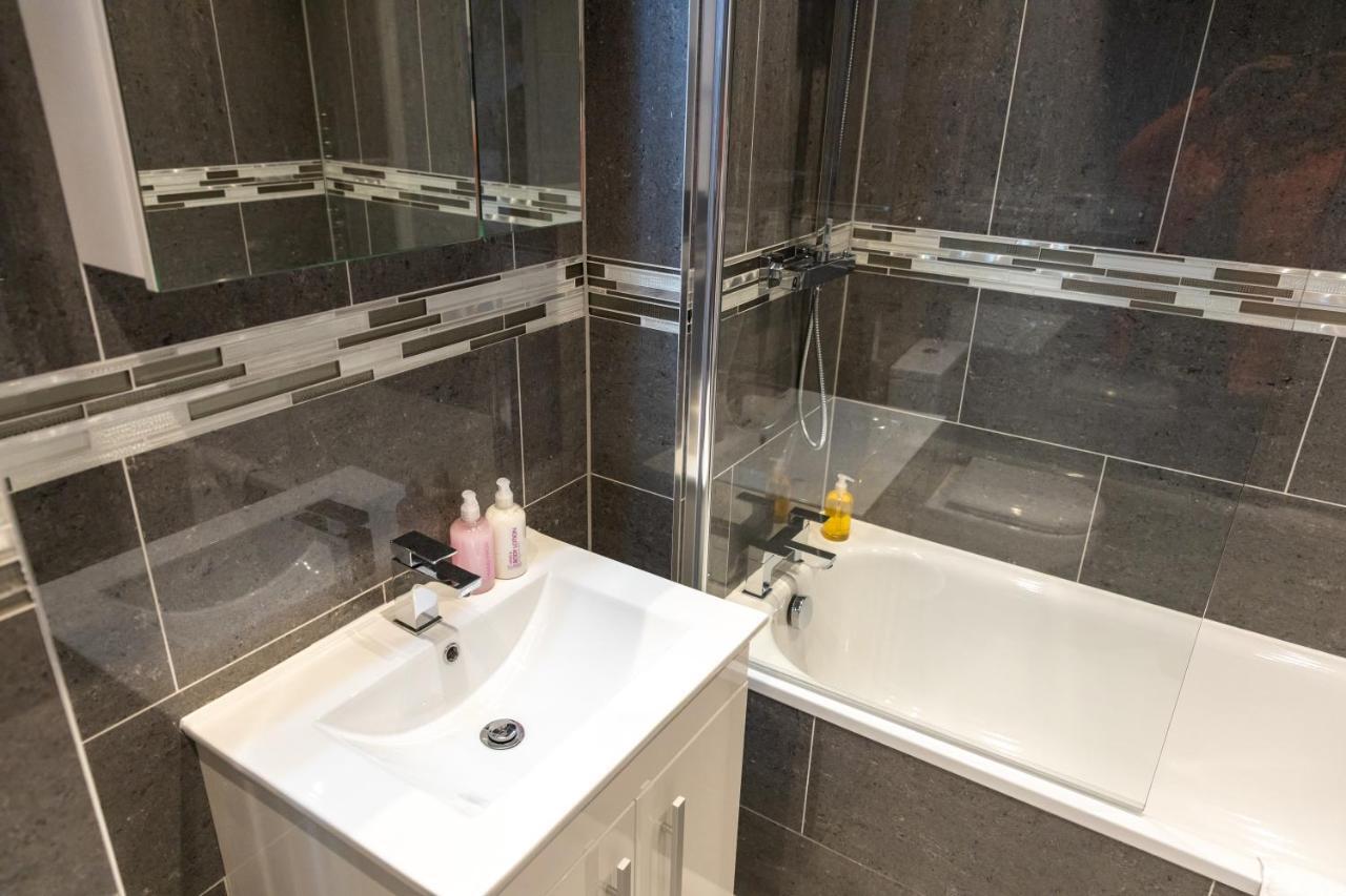 Cosy Flats Near Heathrow, Group Bookings Available With Parking Space Hounslow Eksteriør billede