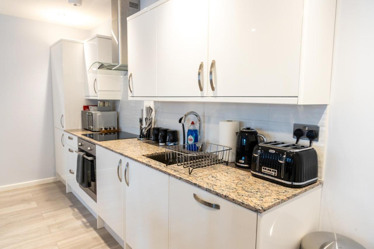 Cosy Flats Near Heathrow, Group Bookings Available With Parking Space Hounslow Eksteriør billede