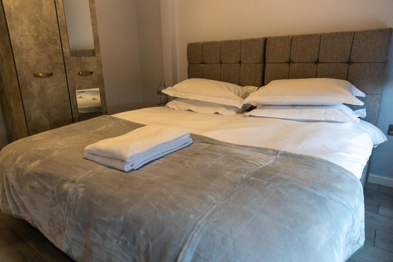 Cosy Flats Near Heathrow, Group Bookings Available With Parking Space Hounslow Eksteriør billede