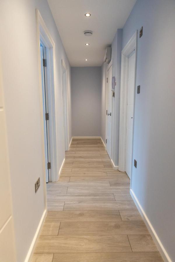 Cosy Flats Near Heathrow, Group Bookings Available With Parking Space Hounslow Eksteriør billede