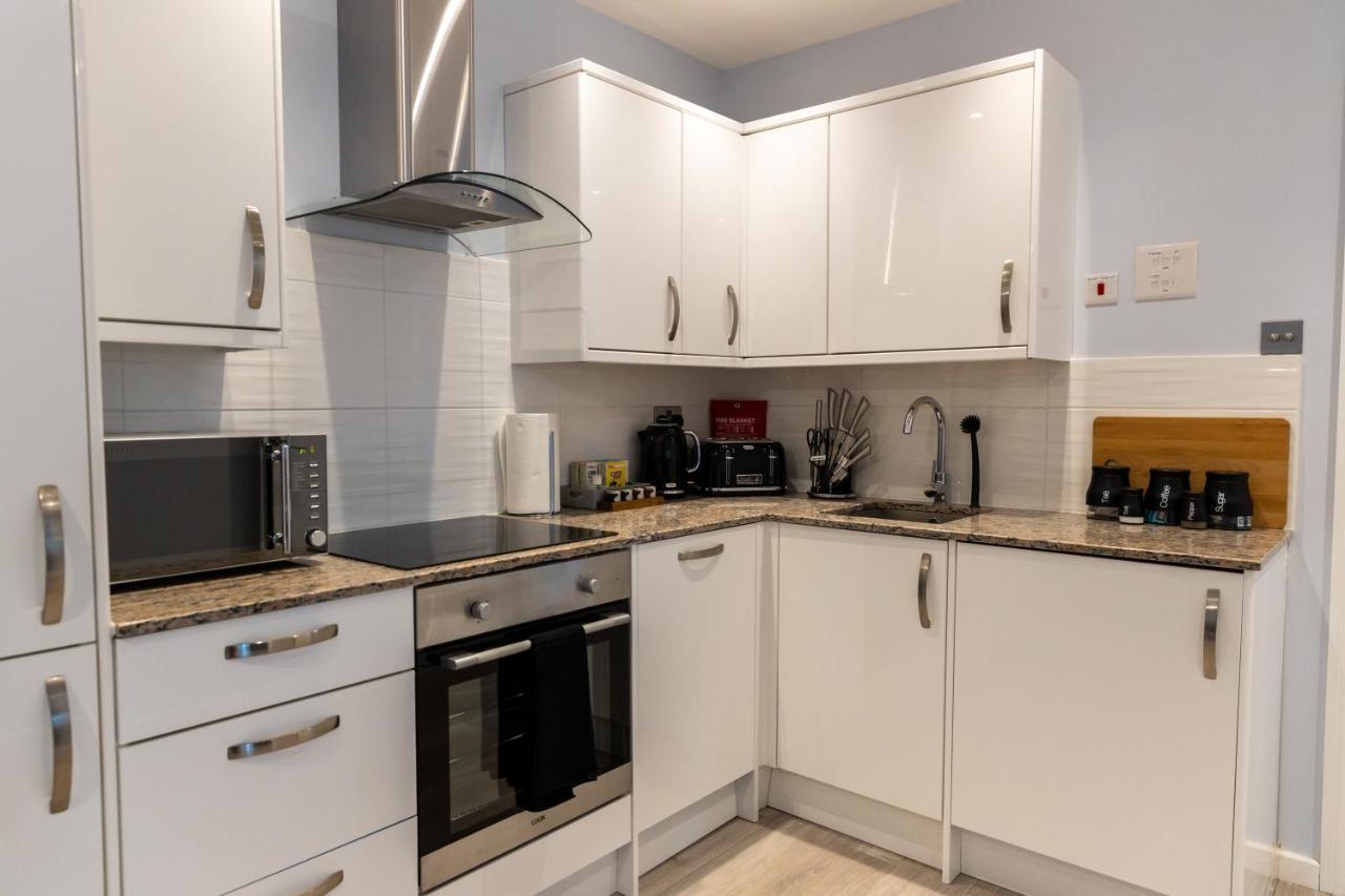 Cosy Flats Near Heathrow, Group Bookings Available With Parking Space Hounslow Eksteriør billede