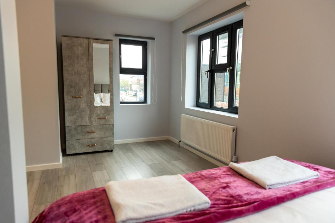Cosy Flats Near Heathrow, Group Bookings Available With Parking Space Hounslow Eksteriør billede