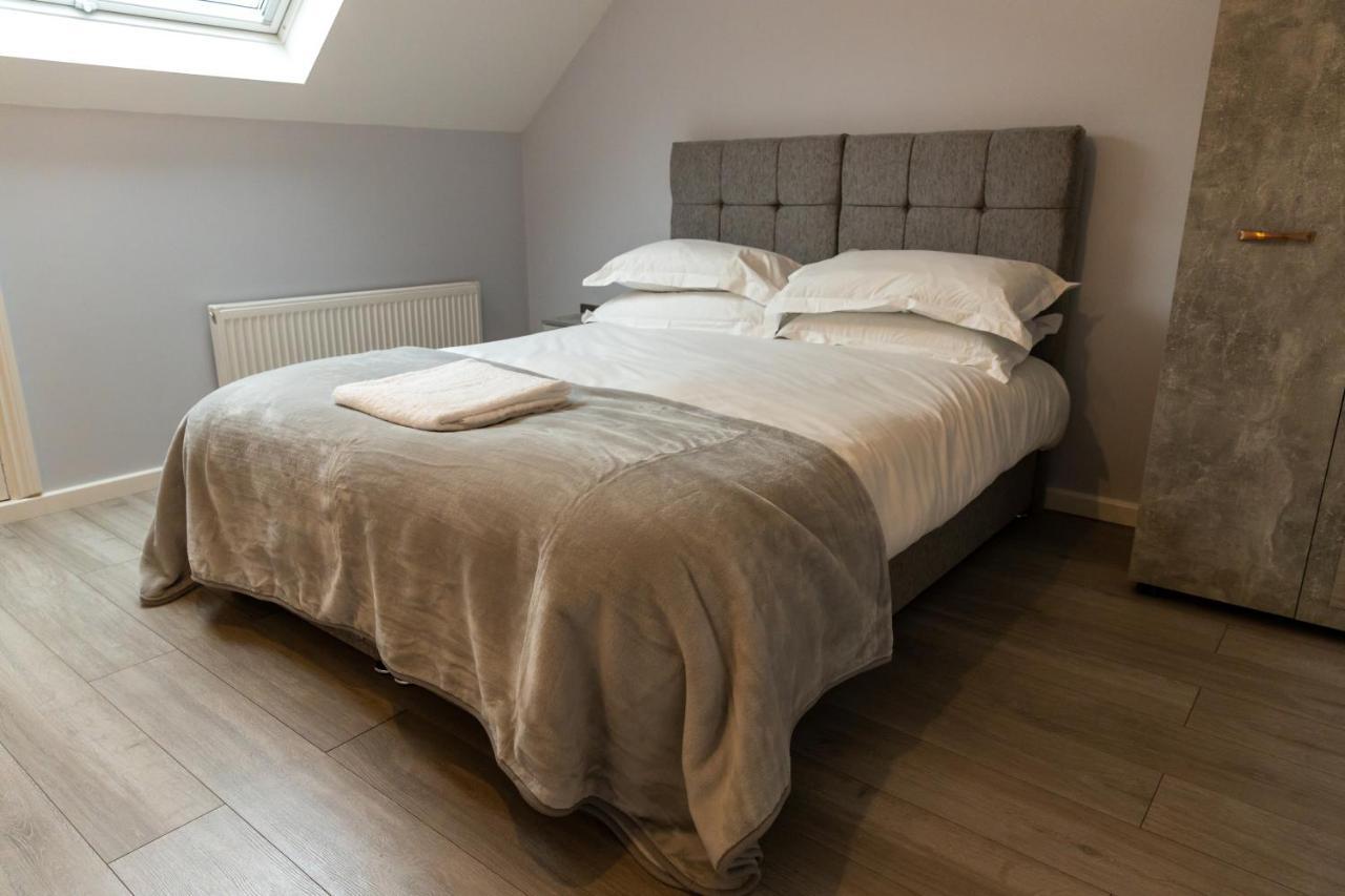 Cosy Flats Near Heathrow, Group Bookings Available With Parking Space Hounslow Eksteriør billede