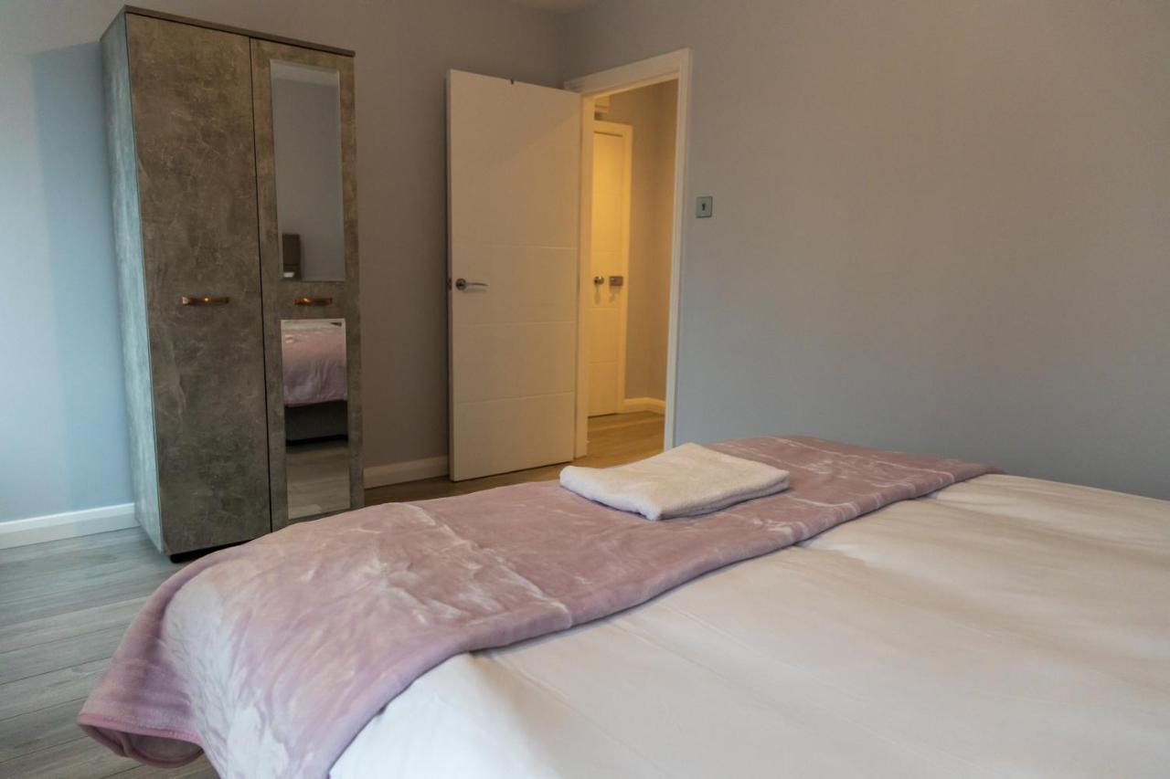 Cosy Flats Near Heathrow, Group Bookings Available With Parking Space Hounslow Eksteriør billede