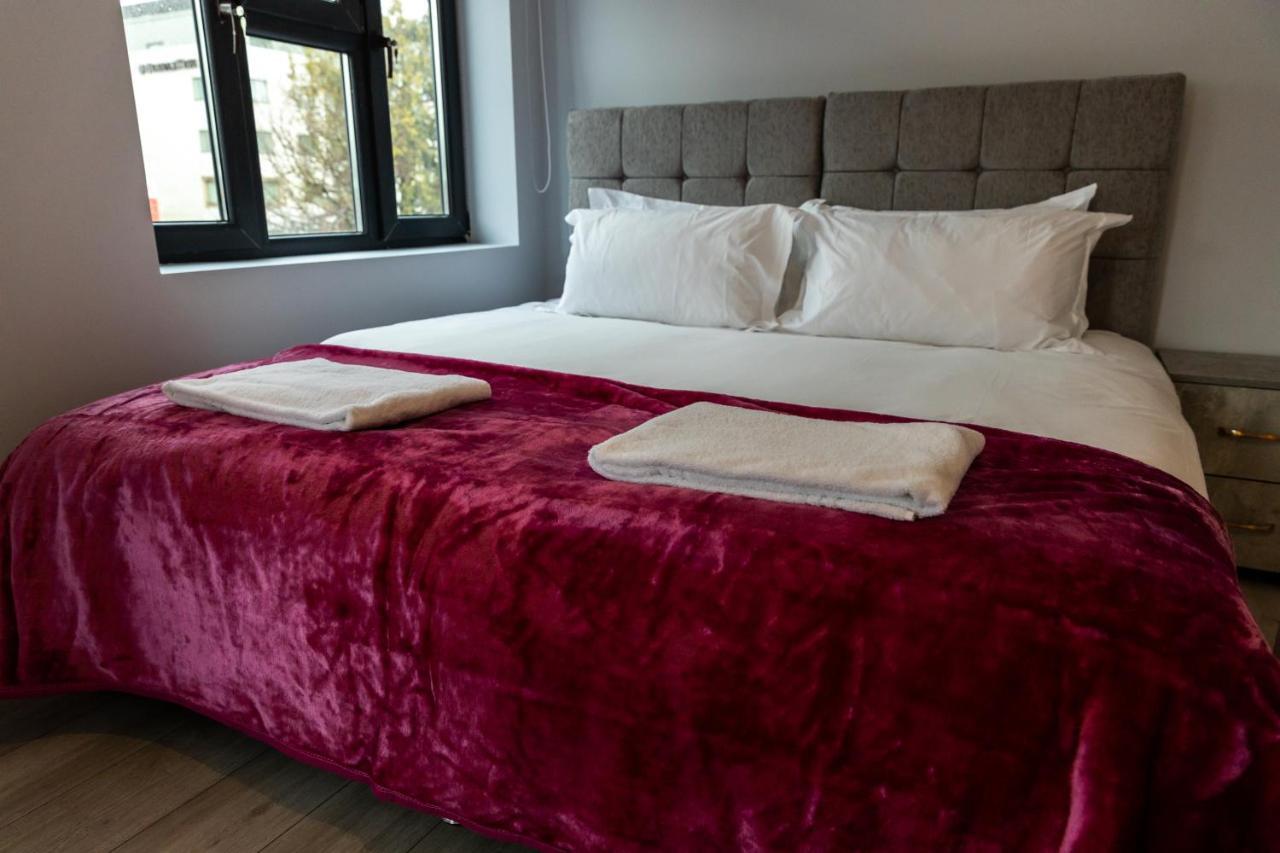 Cosy Flats Near Heathrow, Group Bookings Available With Parking Space Hounslow Eksteriør billede