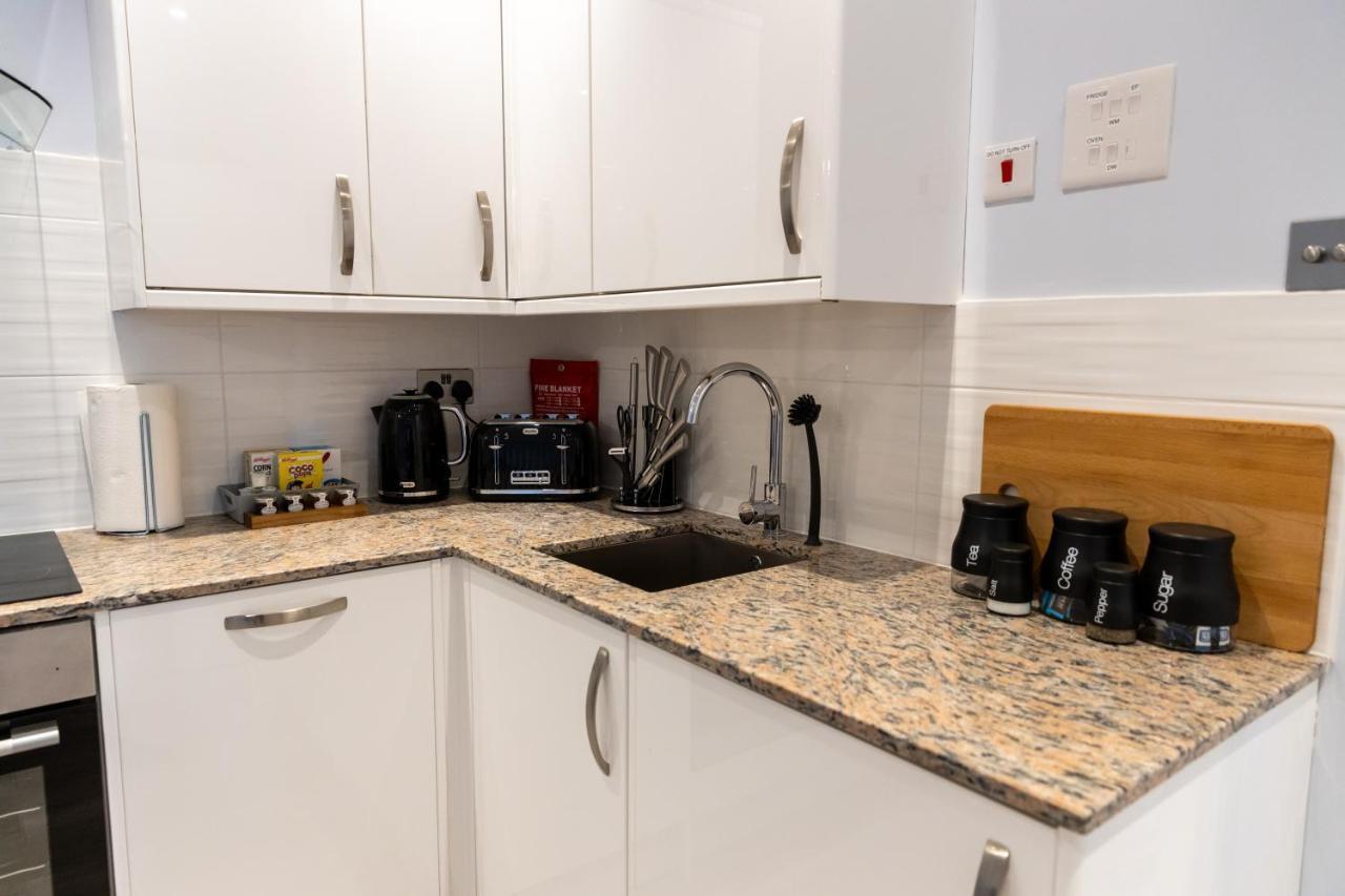 Cosy Flats Near Heathrow, Group Bookings Available With Parking Space Hounslow Eksteriør billede